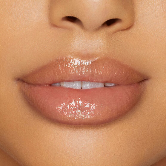 KYLIE MAKEUP PLUMPING GLOSS ON NEUTRAL